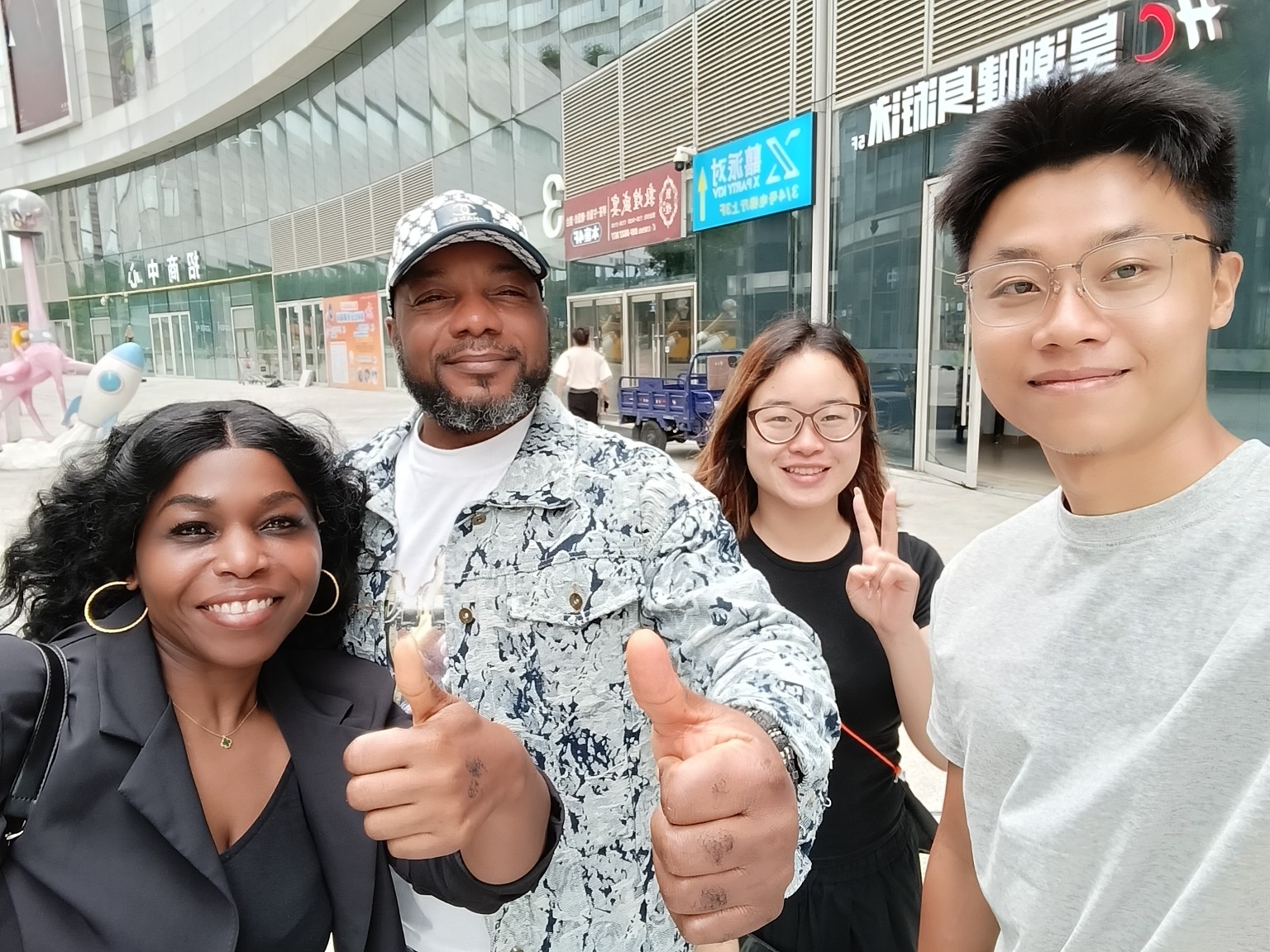 Groupe InvestWorld devant un bâtiment commercial en Chine