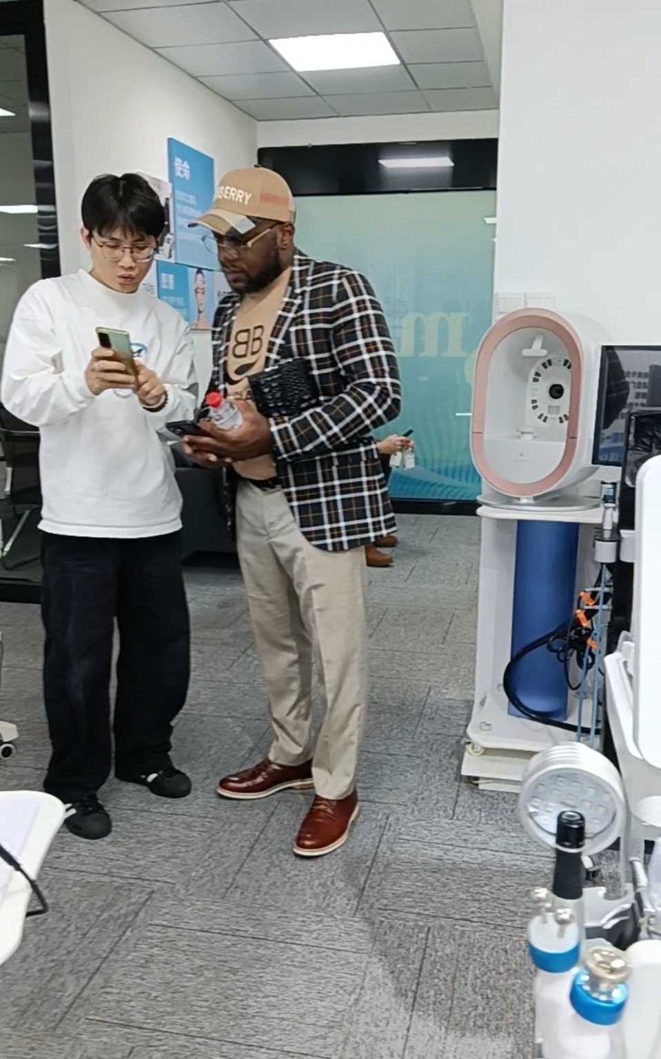 Serge en échange avec un interlocuteur devant des équipements en Chine