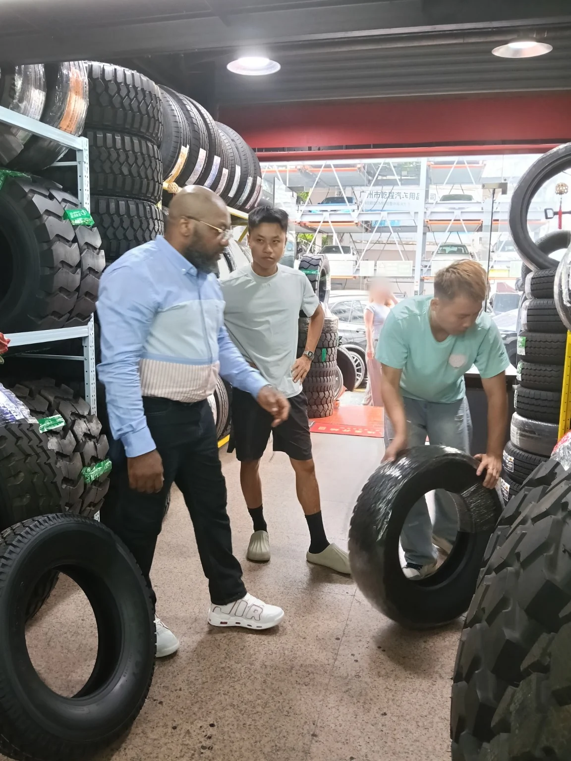 Nous vérifions des pneus chez un fournisseur à Guangzhou, en Chine