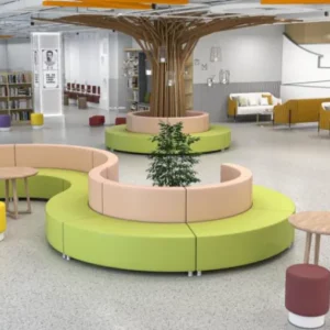 Banquettes modulaires et poufs colorés dans un espace d'accueil, extrait de notre catalogue