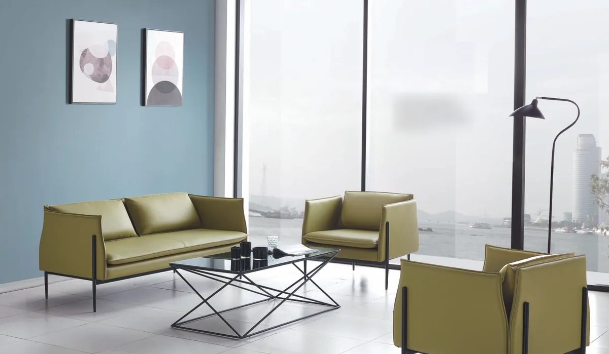 Canapé et fauteuils de bureau en cuir vert avec table basse, extrait de notre catalogue