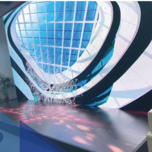 Écran LED courbe habillant un plafond vitré, extrait de notre catalogue d'écrans LED