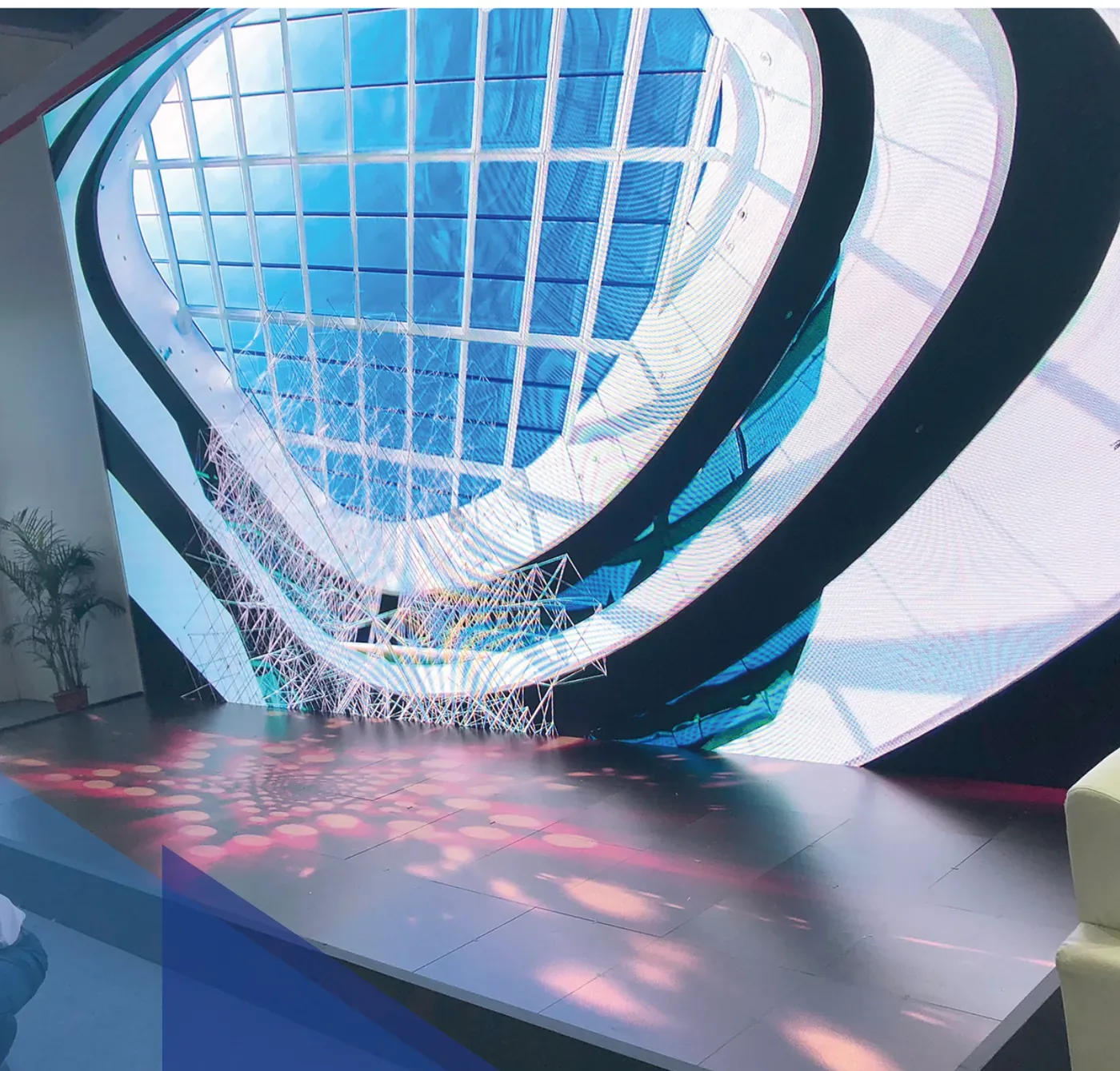 Écran LED courbe habillant un plafond vitré, extrait de notre catalogue d'écrans LED