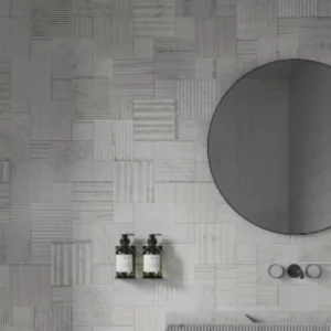 Mur de salle de bain en mosaïque de marbre blanc avec miroir rond, extrait de notre catalogue de mosaïques