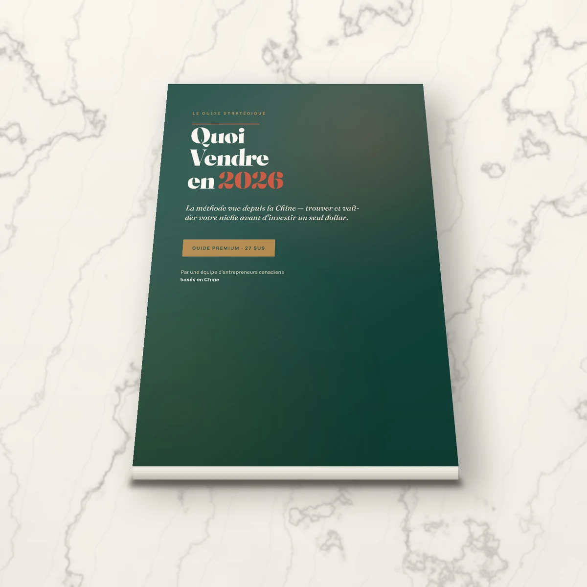Le guide Quoi Vendre en 2026 posé sur une table en marbre