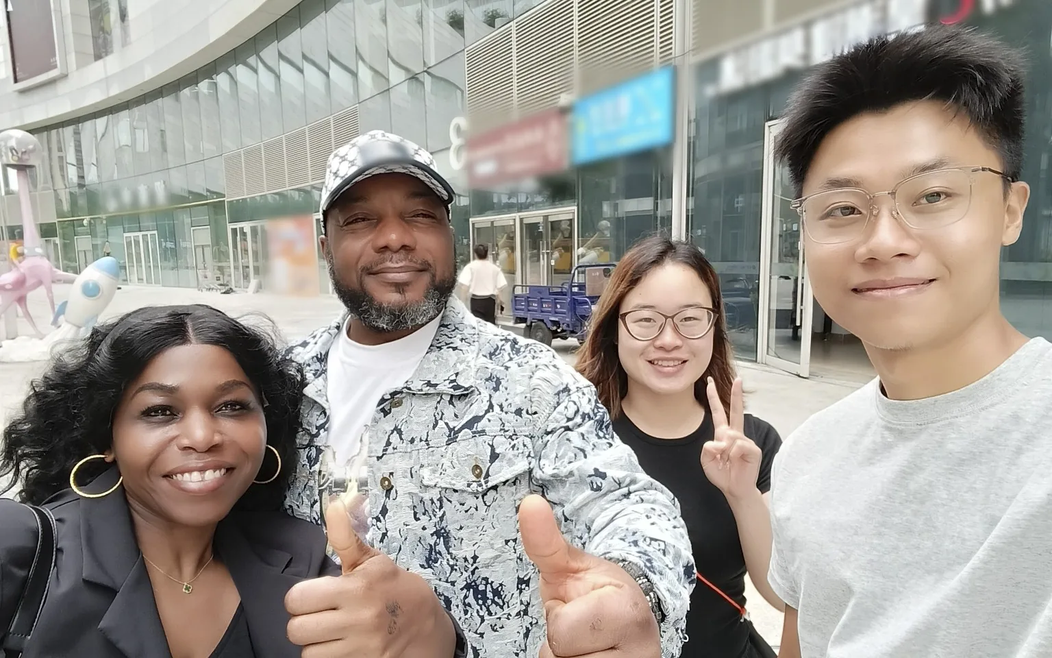 Roselyne Kengne et Serge Ipem, fondateurs d'InvestWorld, avec leurs partenaires sur le terrain en Chine