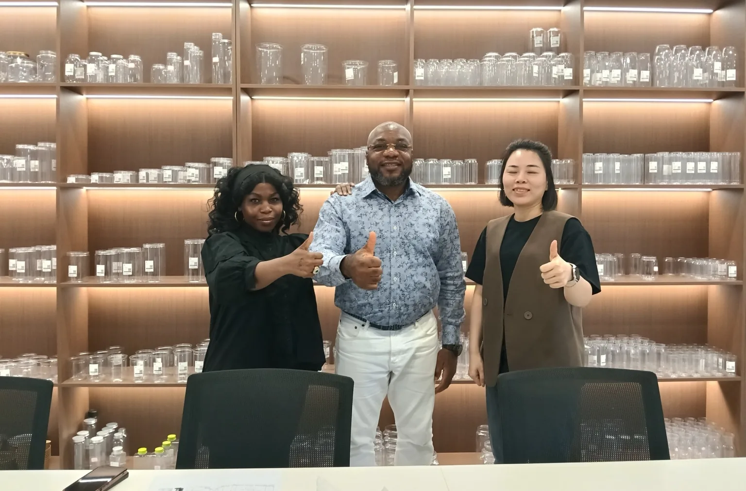 Visite d'un fabricant chinois de contenants en verre, avec l'équipe InvestWorld et la représentante du fournisseur